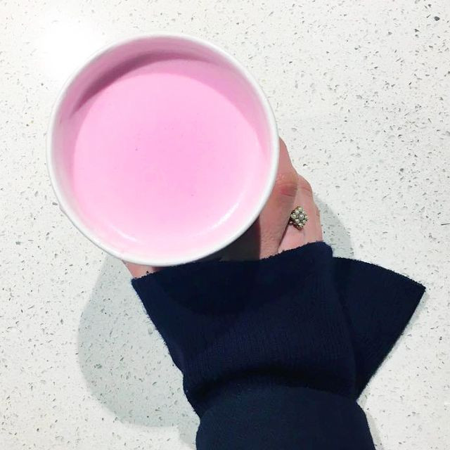 Розовый латте: полезно ли пить красивый трендовый напиток?