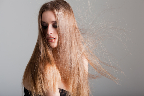 Волосы электризуются – что делать?
