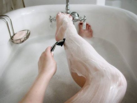 Как правильно брить ноги зимой: нюансы