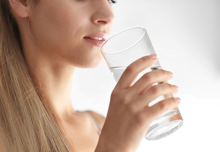 Игра в бутылочку: как приучить себя выпивать два литра воды в день