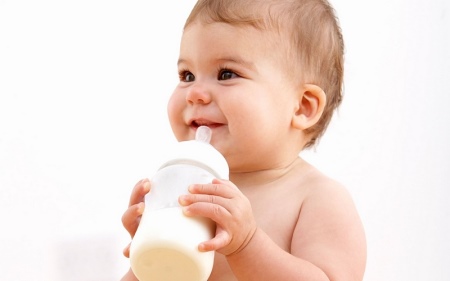 Когда ребенку можно давать коровье молоко?